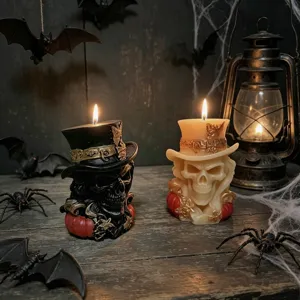 Gedetailleerde close-up van enge schedelkaarsen met hoge hoeden voor donkere griezelige decoratie.