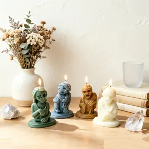 Vista dettagliata di candele profumate gotiche zombi fatte a mano per decorazioni e feste di Halloween