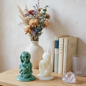 Candela profumata con statuetta umana gotica, decorazione casa in cera vintage accogliente.