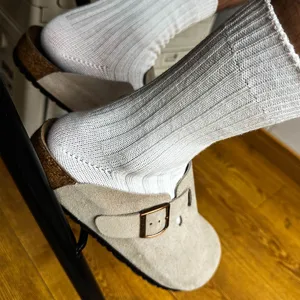 Solid color ribbed mid-tube socks for men and women, casual Japanese style cotton socks.
