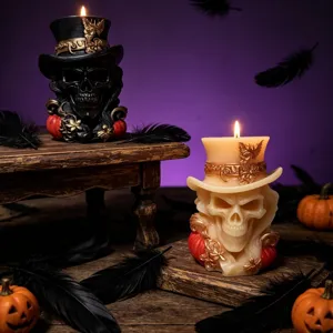 Schedel kaars detail opname, Halloween gothische feestdecoratie met hoed en veren.