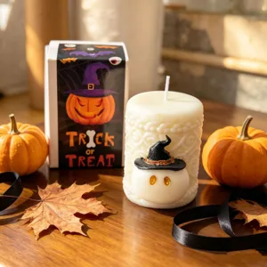 Candela profumata a pilastro fantasma di Halloween con confezione regalo decorativa.