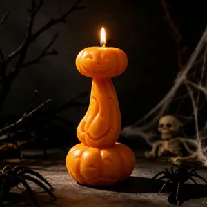 Bougie parfumée citrouille empilée d'Halloween avec design de visage fantôme pour déco de fête.