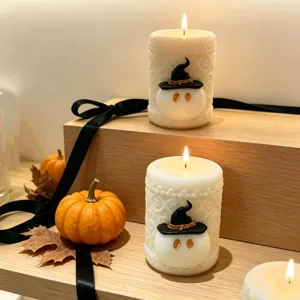 Vista dettagliata di candele cilindriche bianche con rilievo e fantasma 3D con cappello da strega