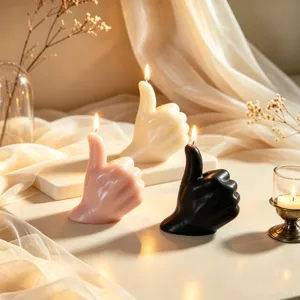 Vista dettagliata candela profumata pollice in su, cera di soia decorazione casa chic.