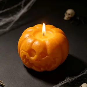 Bougie parfumée citrouille d'Halloween avec visage sculpté, idéale pour la déco de fête et cadeaux.