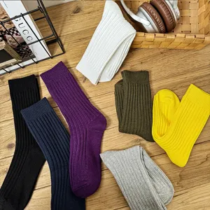 Casual solid color ribbed mid-tube socks detail display, comfortable cotton fabric.