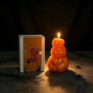 Vue détaillée de la bougie parfumée citrouille empilée avec des visages effrayants et boîte cadeau.