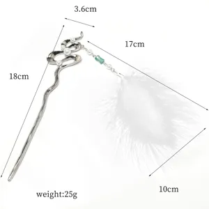 Vue détaillée d'épingle à cheveux argentée style chinois avec pompon en plume blanche, 18cm.