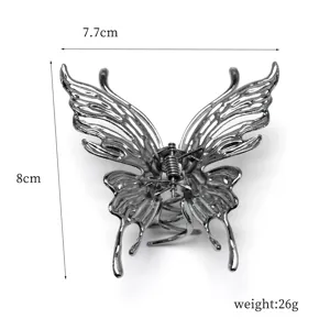 Détail pince à cheveux papillon en métal argenté, design creux élégant et raffiné