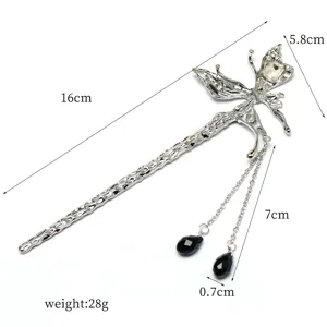 Épingle à cheveux papillon argentée avec pampilles en cristal noir, accessoire rétro élégant.