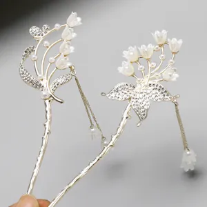 Epingle a cheveux Hanfu de style retro chinois avec perles, strass et design de pompon delicat.