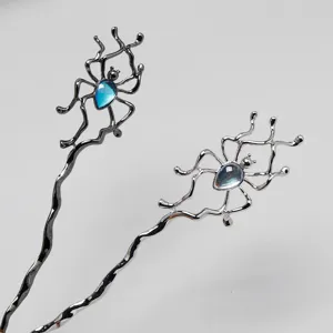 Bâtonnet à cheveux en métal argenté avec motif d'araignée et gemme, accessoire vintage.