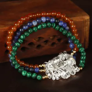 Nahaufnahme von Natursteinarmbändern mit Malachit, Sodalith und klarem Bergkristall.