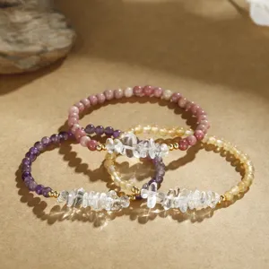 Nahaufnahme handgefertigter Natursteinarmbänder mit Amethyst und Bergkristall-Splittern