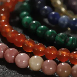 Detaillierte Nahaufnahme der Texturen und Farben von Naturstein-Perlenarmbändern
