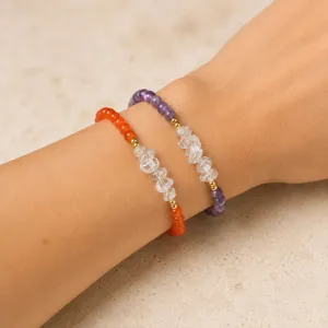 Handgefertigte Armbänder aus natürlichem Amethyst und Karneol mit Bergkristall am Handgelenk