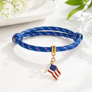 Detaillierte Ansicht eines blauen geflochtenen Armbands mit USA-Flaggenanhänger.