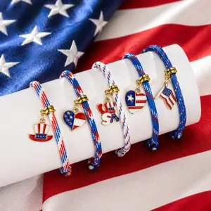 Nahaufnahme von patriotischen US-Flaggen-Armbändern mit USA-Anhängern und Paracord.