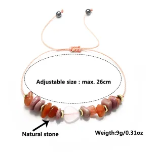 Dettaglio del bracciale regolabile con quarzo rosa a cuore e pietre di agata rossa.
