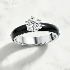 Detailaufnahme eines S925 Silberrings mit schwarzer Emaille und großem Zirkonia-Stein