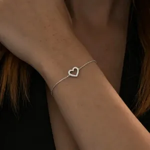 Nahaufnahme des Herzarmbands aus 925er Sterlingsilber mit Zirkonia am Handgelenk