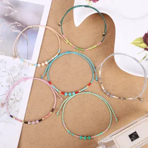 Vista dettagliata del set di braccialetti colorati intrecciati a mano per donne e amiche.