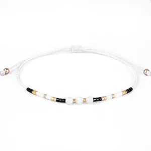 Bracciale a corda intrecciata bianca fatto a mano con perline oro nere e bianche