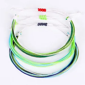 Detalle de pulseras ajustables de cordón de cera trenzado impermeable verde y azul