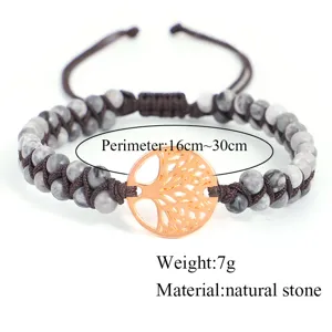 Vue détaillée du bracelet fait main en pierre naturelle avec pendentif Arbre de Vie doré