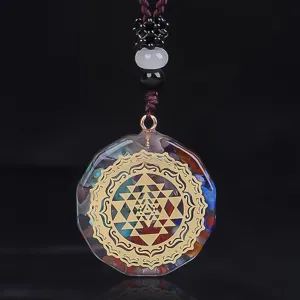 Primer plano de colgante Orgón Sri Yantra con cristales de colores