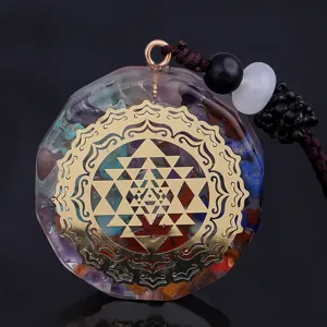Vista detallada de un colgante de cristal de orgonita con el símbolo Sri Yantra