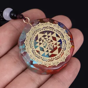 Primer plano de colgante de cristal Sri Yantra con piedras de colores para yoga.