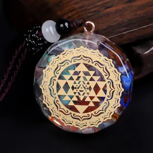 Primer plano del colgante de cristal Sri Yantra con piedras de colores y cordón tejido