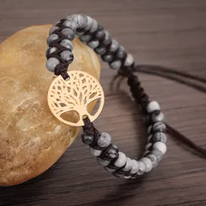 Gros plan d'un bracelet en pierre de carte tissé à la main avec breloque Arbre de Vie