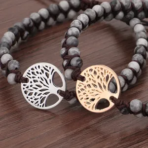 Gros plan détaillé du bracelet en perles Map Stone avec pendentifs Arbre de Vie argent et or