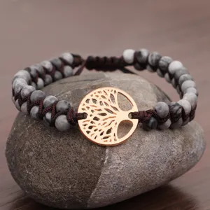 Détail d'un bracelet en pierre de carte à double couche avec breloque Arbre de Vie or rose.