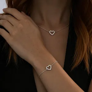 Elegantes Schmuckset aus 925er Sterlingsilber mit hohlem Herz und Zirkonia Steinen