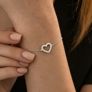 Detailansicht eines 925er Silberarmbands mit hohlem Herz und Zirkonia