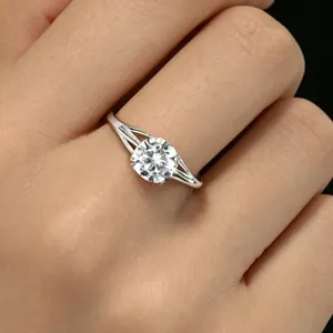 Detailansicht eines 925er Silberrings mit rundem Zirkonstein an einem Finger getragen