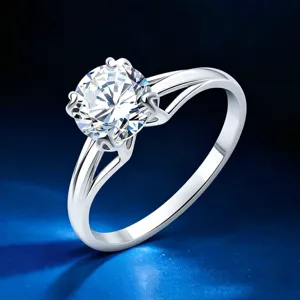 Detailansicht eines Verlobungsrings aus 925er Sterlingsilber mit großem Brillant-Zirkonia.