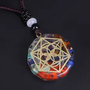 Primer plano de colgante de resina de cristal colorido con patrón geométrico dorado
