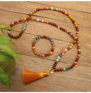 Dettaglio della collana yoga con 108 pietre, nappa gialla e bracciale coordinato