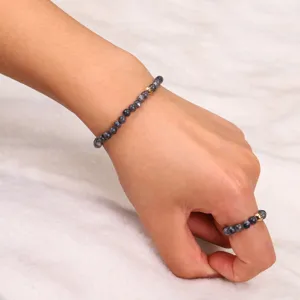 Detailansicht von 4mm Labradorit elastischen Perlenarmband und Ring Schmuckset an Hand