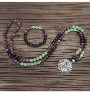 Ensemble collier de yoga 108 perles améthyste et aventurine verte avec pendentif lotus.