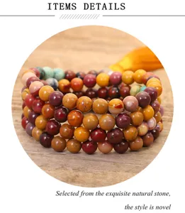 Dettaglio della squisita collana yoga con 108 perle in pietra naturale e nappa gialla