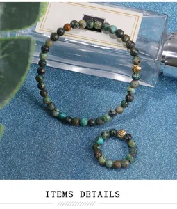 Detailansicht von dehnbarem Armband und Ring-Set aus afrikanischen Türkis-Perlen für Yoga-Schmuck