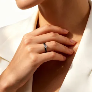 Detaillierte Nahaufnahme eines minimalistischen Silberrings mit schwarzer Emaille und Zirkonia