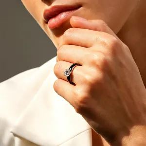 Nahaufnahme eines S925 Silberrings mit schwarzer Emaille und funkelndem Zirkonia-Detail