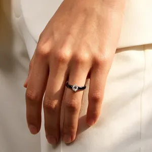 Nahaufnahme eines eleganten S925 Silberrings mit schwarzer Emaille und Zirkonstein